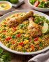 Arroz con pollo peruano casero con verduras